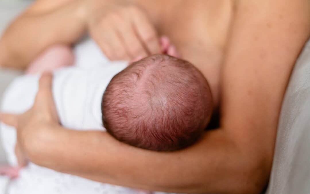 Mama karmiąca piersią noworodka w pierwszych dniach