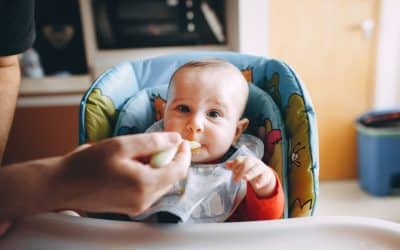 Rozszerzanie diety niemowlaka – kiedy i jak zacząć (BLW vs łyżeczka)