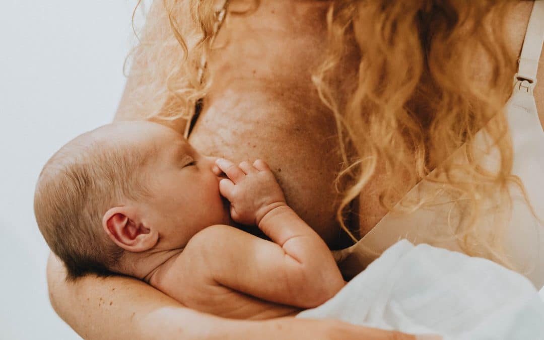 Mama karmiąca piersią noworodka – zbliżenie